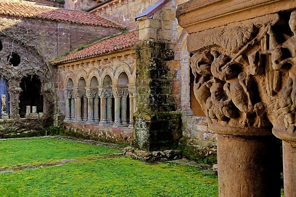Excursion to Santillana del Mar and Altamira Museum from Santander