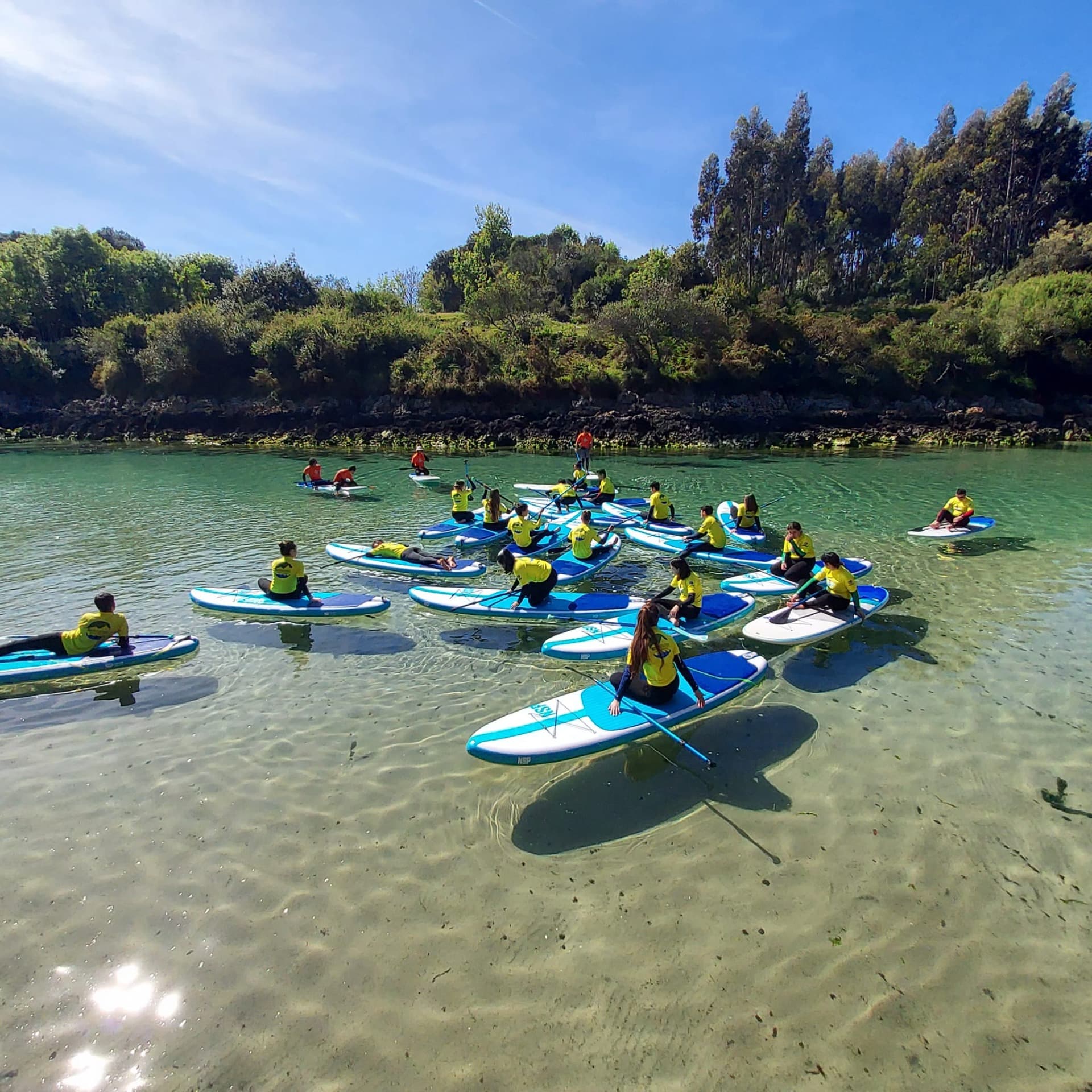 Paddle surf en llanes: Remar entre acantilados y calas secretas