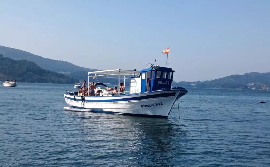 Un día en barco a tu ritmo: Islas, playas y baños en la ría más viva