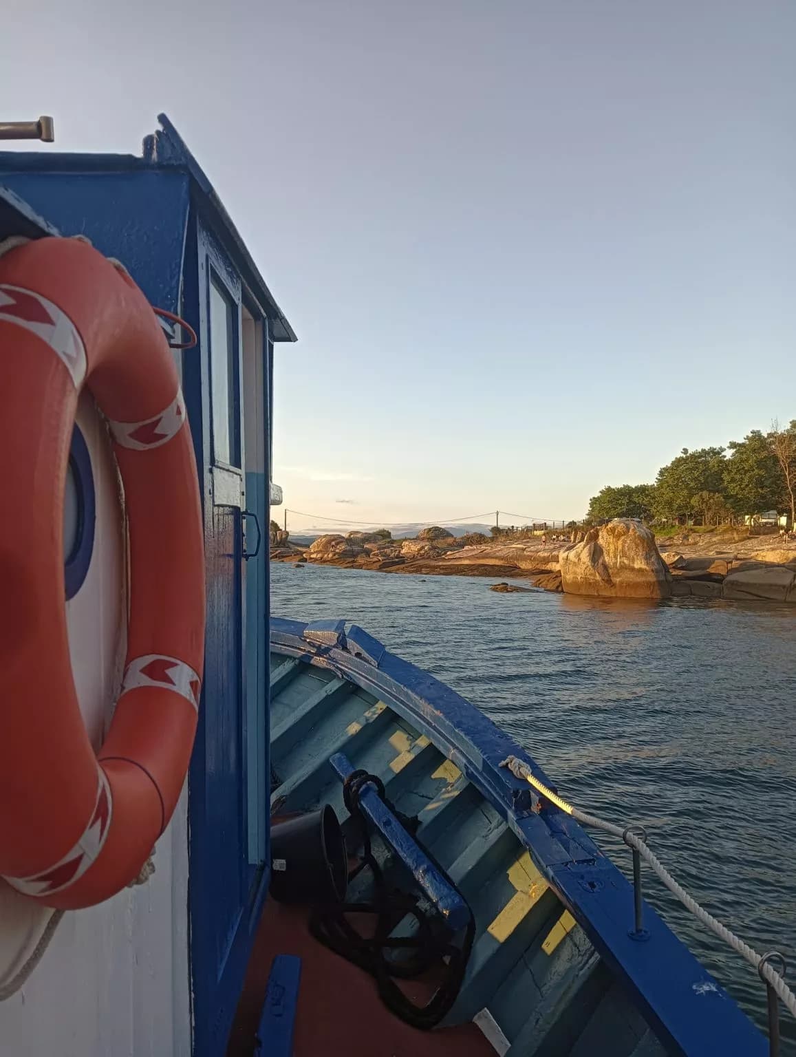 Un atardecer de costa a costa: La ría de Arousa encendida desde un barco con historia