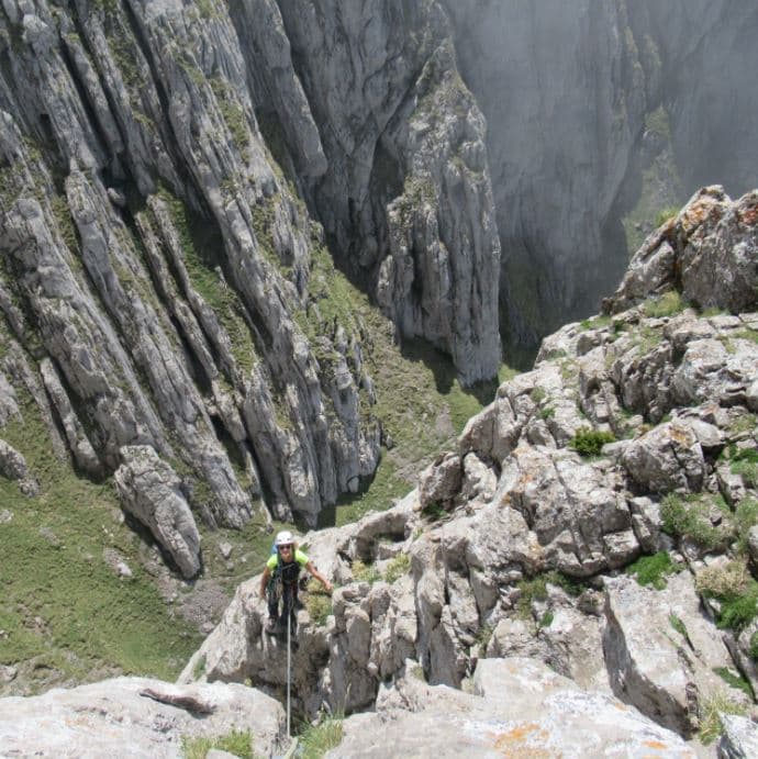 Escalada de Aventura en el Espolón Tabuyo (Asturias) - Conquista tus Límites