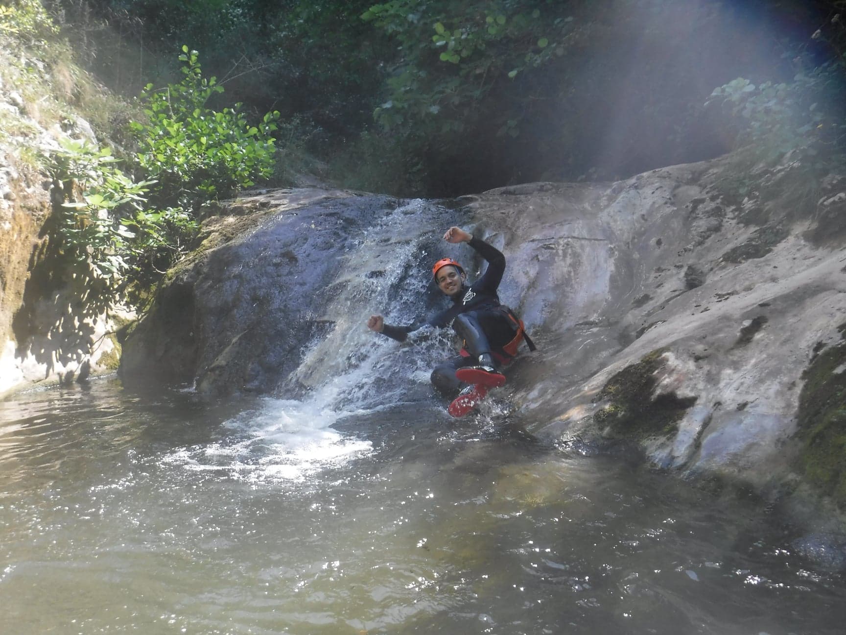 Desafío en vertical y acuático: Vía ferrata El Milar + Descenso de barrancos nivel medio