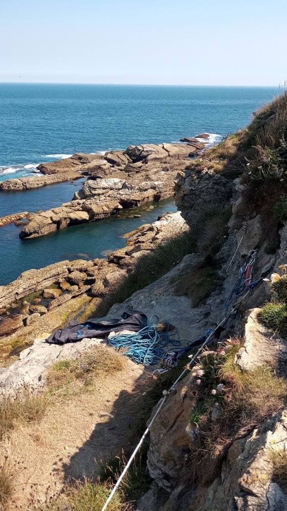 Rápel en las costas del Cantábrico: Desafía la gravedad y vive la aventura