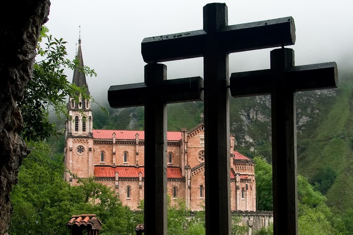 Visita a Covadonga y Lagos: Naturaleza, historia y sabor en el corazón de los Picos de Europa