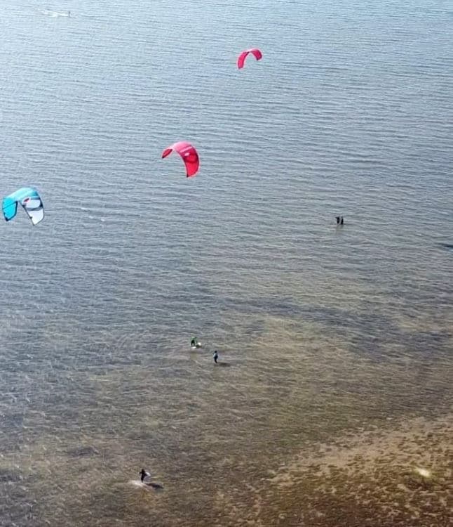 Introductory group kitesurfing course through the Ebro reservoir