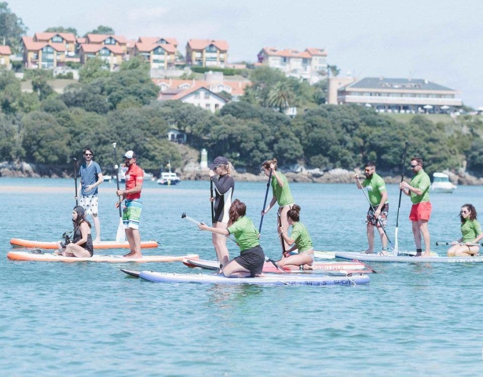 Clases de SUP en olas en San Vicente de la Barquera