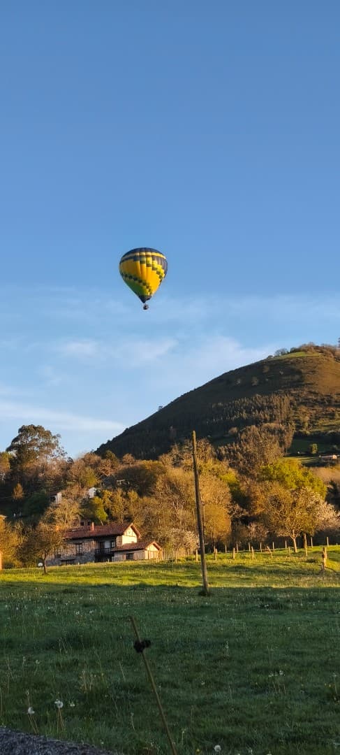 Paseo en globo al amanecer en el corazón de Asturias