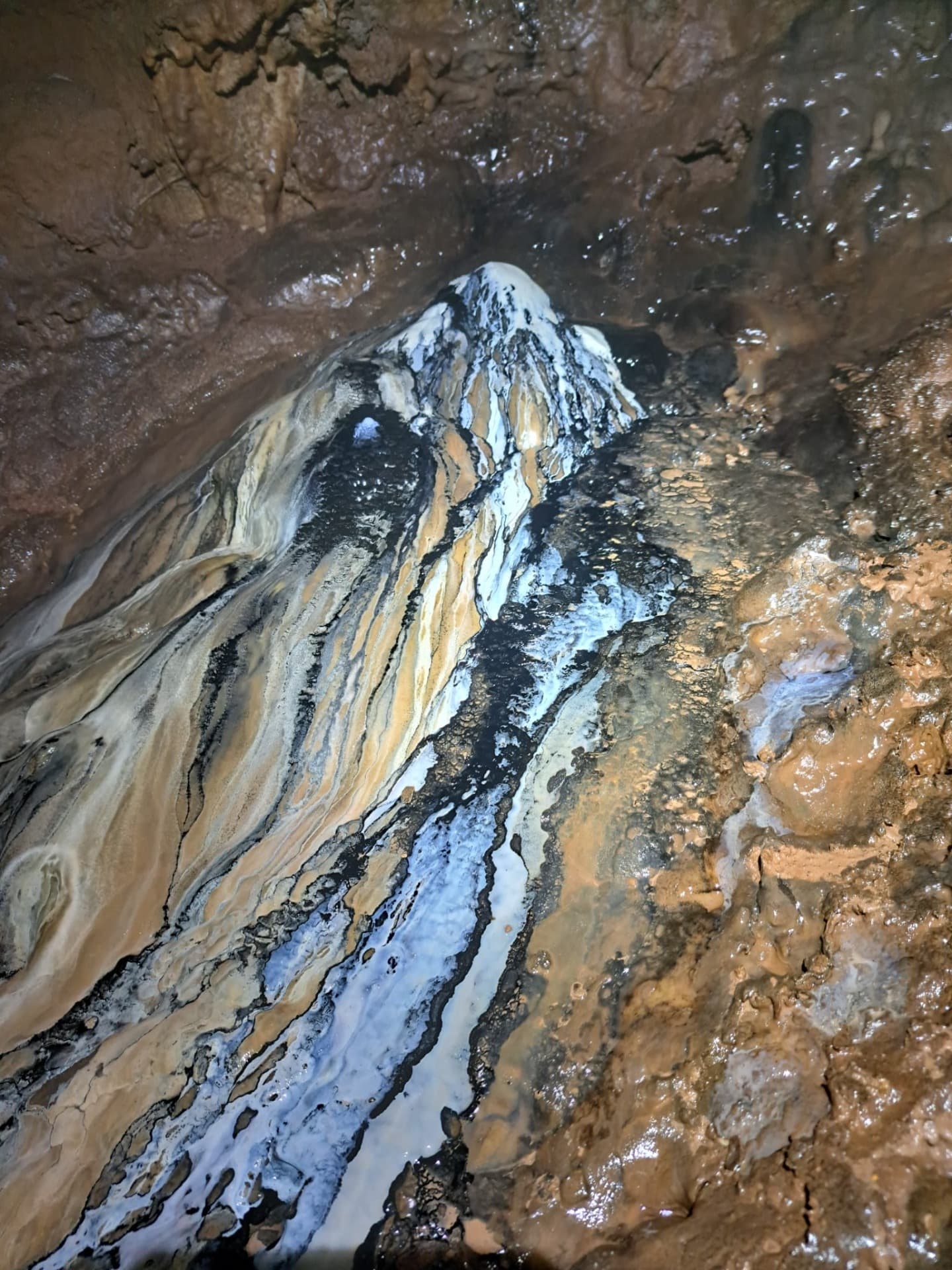 Lobeto Mine Cave Caving: An Underground Challenge for Experienced Adventurers