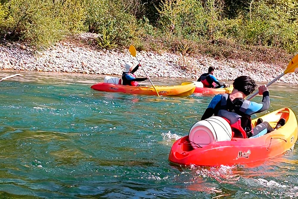 Descenso en canoas de 12k por el Río Deva: Una aventura fluvial para todos