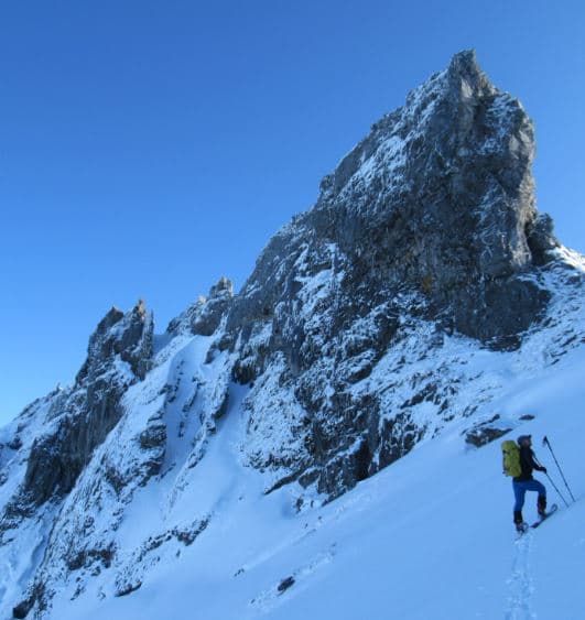 Esquí de montaña en Puerto de Vegarada: Aventura y paisajes Impresionantes