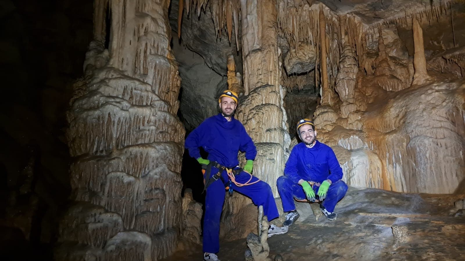 Caving at medium level La Jilqueruca Cave: Descent into the depths of the earth