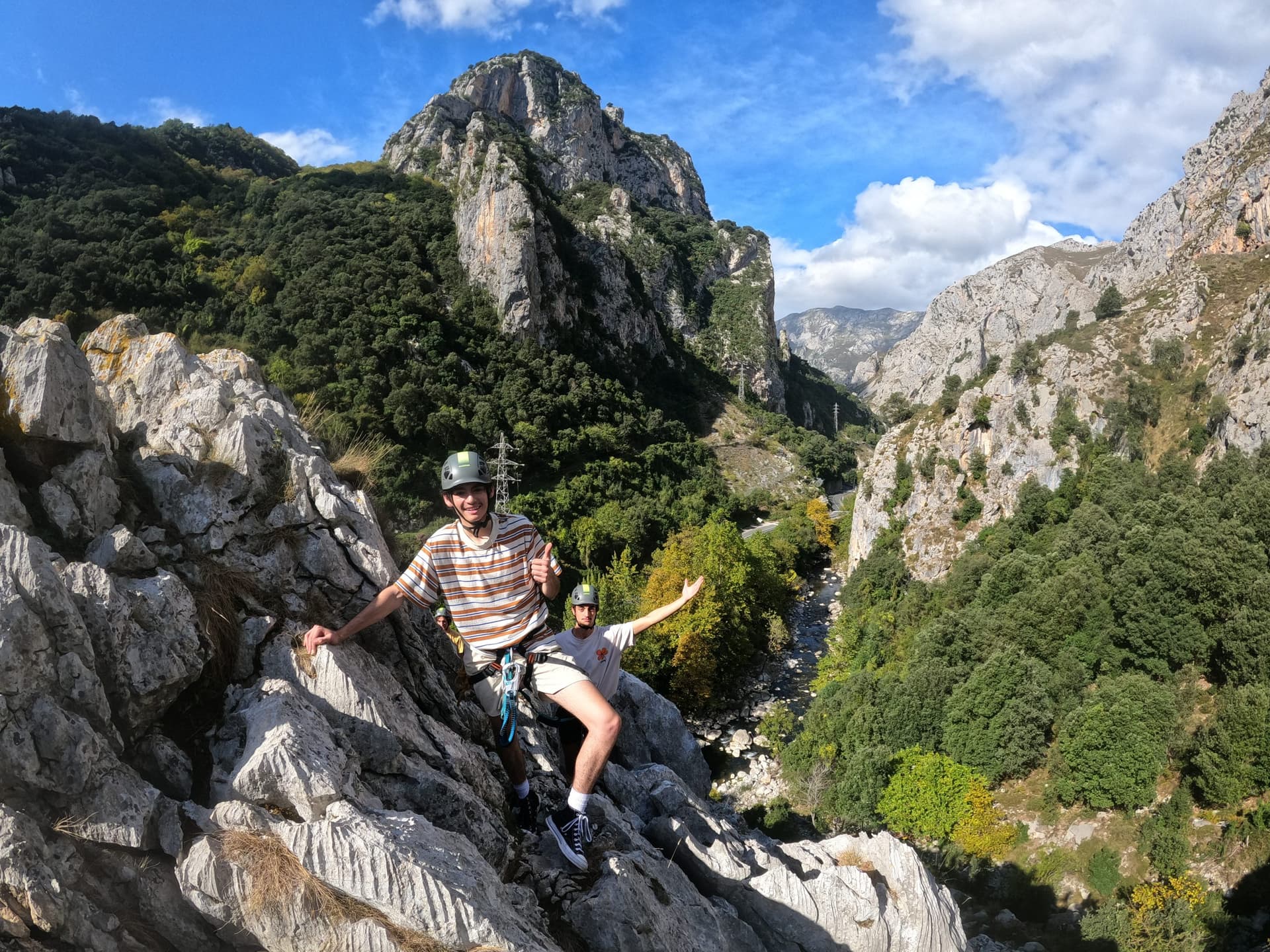 Via ferrata El Milar: Vertical challenge over the Deva River