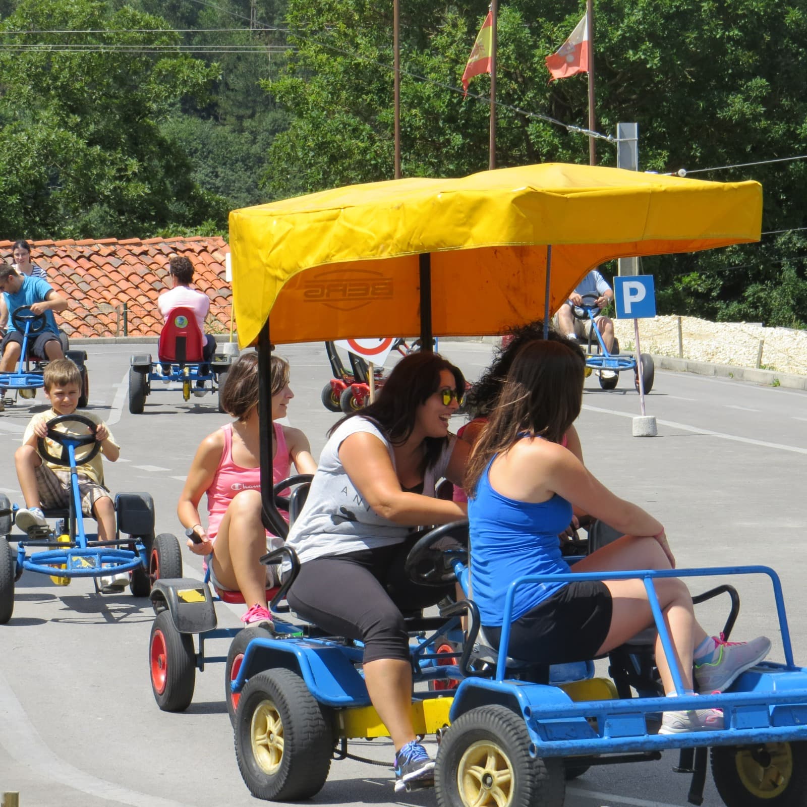 Actividades en familia en parque multiaventura con merienda incluida