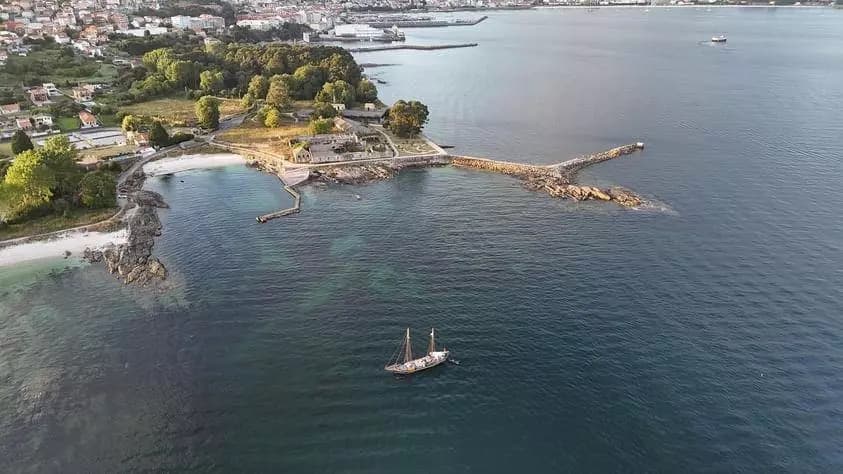 Un atardecer que se queda contigo: Música y mar en la RÍa de vigo
