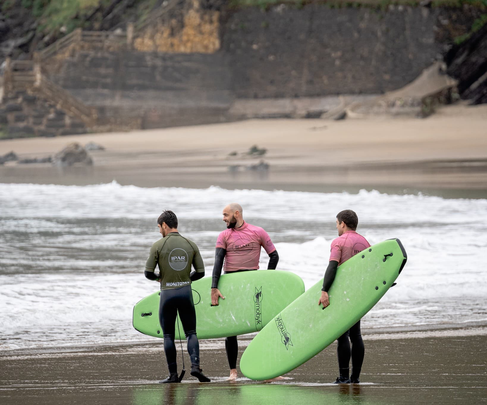 Surfboard and wetsuit rental in Eibar
