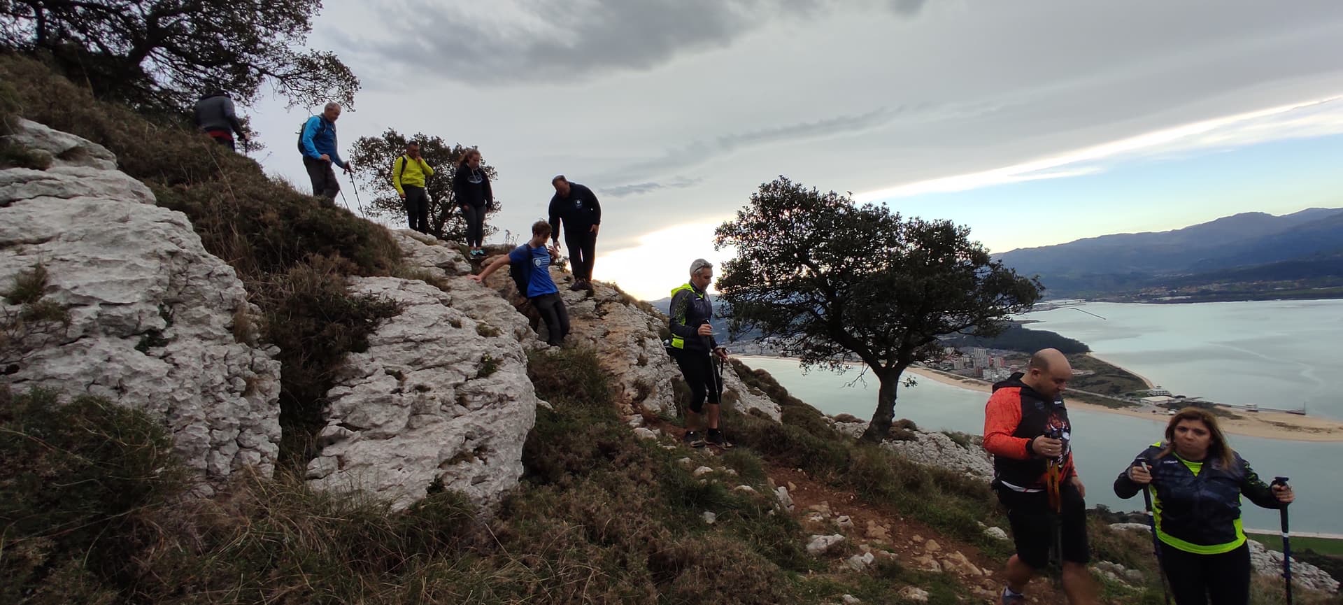 Ruta senderista al Faro del Pescador en Santoña: Naturaleza y Avistamiento de Aves
