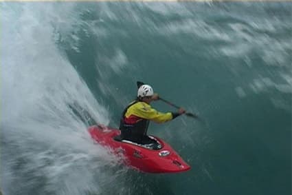 Kayak Surf en Asturias: Aprende a dominar las olas con estilo