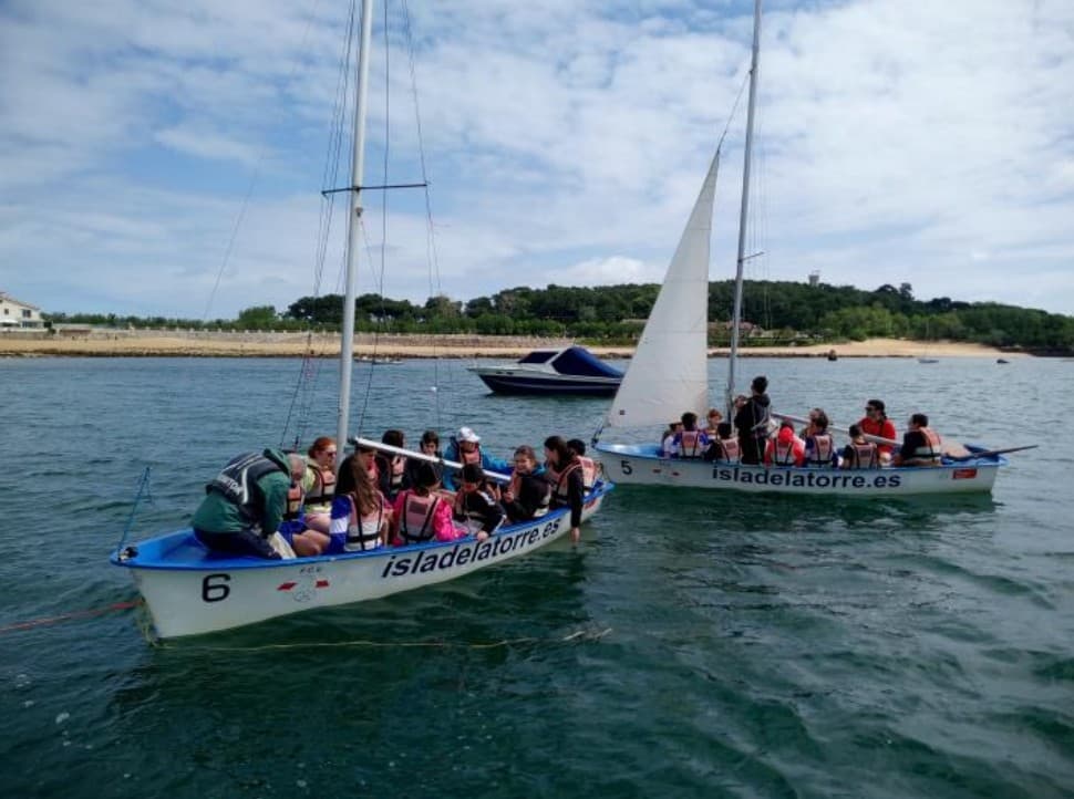 Cursos de Vela en Santander: Aprende a Navegar la Isla de la Torre