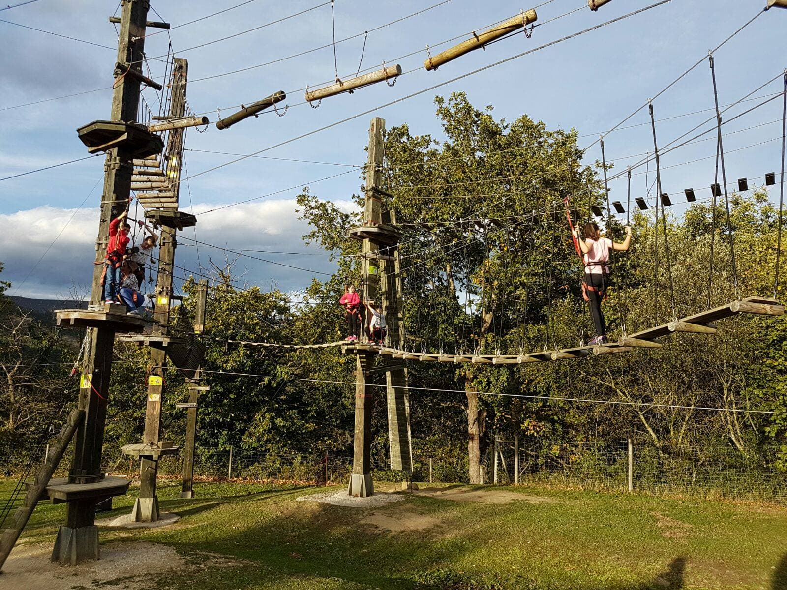 Actividades en parque multiaventura con merienda incluida